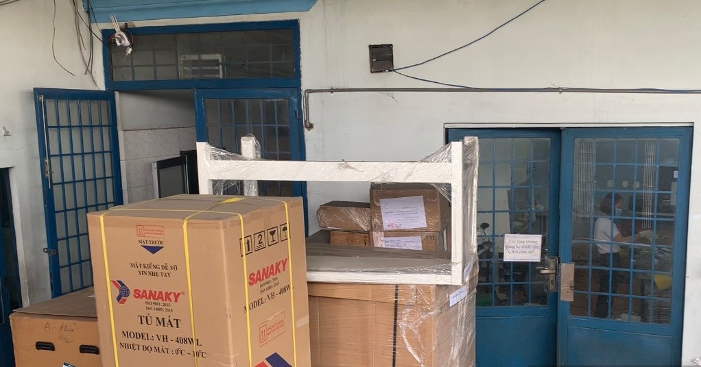 Bên trong chi nhánh Công ty Việt Á chất đầy thiết bị y tế như máy làm lạnh, thùng đựng kit test và một số vật dụng y tế khác. Ảnh: Dân Việt