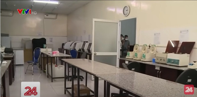 Theo phóng sự mới đây của VTV, tại xưởng sản xuất kit xét nghiệm của Công ty Việt Á, trong căn phòng rộng khoảng hơn 10m2 là nơi mà các kỹ thuật viên làm công tác pha chế, phối trộn sinh phẩm tạo ra bộ kit test. Ảnh chụp màn hình VTV