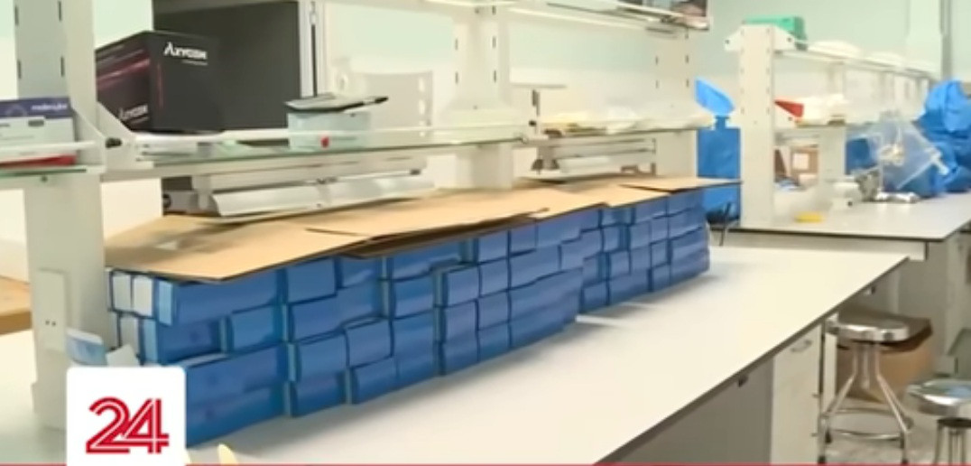 Nhân viên tại đây cho biết, mỗi ngày họ pha chế được 30.000 bộ kit xét nghiệm COVID-19 để cung cấp ra thị trường. Ảnh chụp màn hình VTV