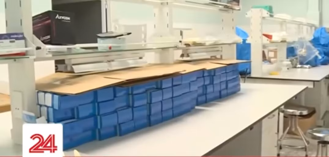 Nhân viên tại đây cho biết, mỗi ngày họ pha chế được 30.000 bộ kit xét nghiệm COVID-19 để cung cấp ra thị trường. Ảnh chụp màn hình VTV