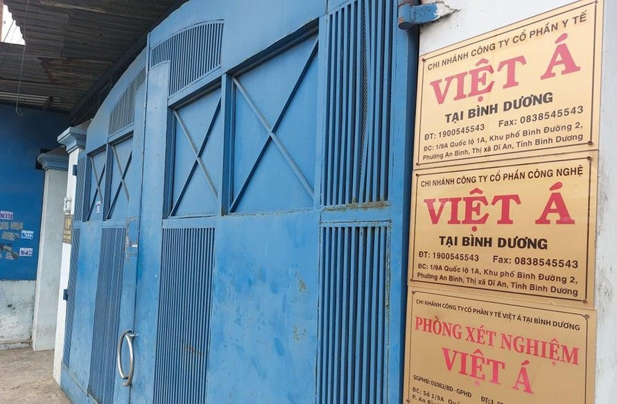 Toàn bộ khu nhà xưởng này là một căn nhà cấp 4, diện tích chiều rộng khoảng 20m. Ảnh: Tiền phong