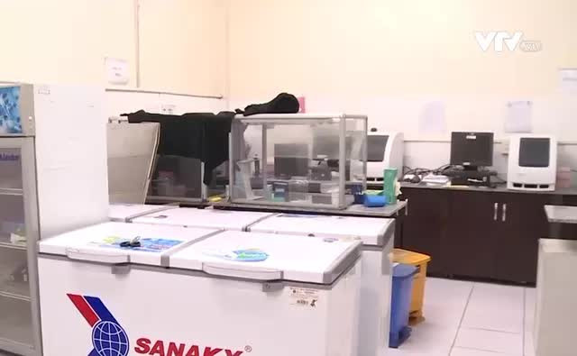 Thiết bị máy móc trong phòng sản xuất đều rất sơ sài. Ảnh: VTV