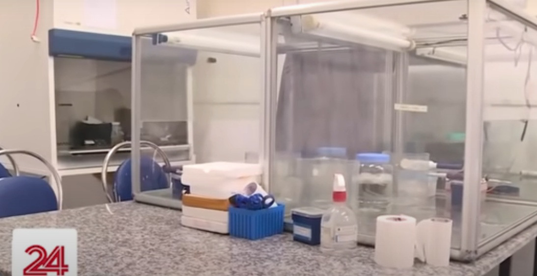 Cũng theo VTV, Công ty Việt Á tự giới thiệu có vốn điều lệ khoảng 1.000 tỷ đồng, cùng hàng ngàn nhân viên. Thế nhưng, thực tế phòng sản xuất của công ty chỉ có 10 người, còn lại là hơn 100 người gồm nhân viên kế toán, bán hàng, tiếp thị vùng. Ảnh chụp màn hình VTV