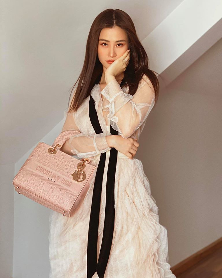 Chiếc túi Lady Dior bản lớn cùa Đông Nhi có giá hơn 100 triệu. Ảnh: FBNV