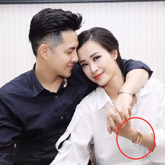 Chiếc vòng tay Love của Cartier trên tay bà xã Ông Cao Thắng có giá tới 145 triệu đồng. Ành: VOV