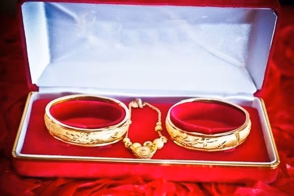 Vị đại gia này không cần nhà trai phải có nhà, có xe, có tài sản và bắt buộc sau khi kết hôn phải sống ở huyện Tào để giúp con gái ông kinh doanh tốt hơn các cửa hàng bán quan tài. Ảnh minh hoạ