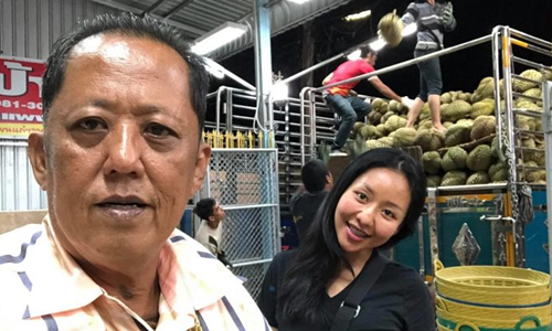 Năm 2019, đại gia Thái Lan Arnon Rodthong (được mệnh danh là "vua sầu riêng) tuyên bố sẽ trao 10 triệu baht (hơn 7 tỷ đồng) tiền mặt, xe hơi, nhà cửa và đồn điền sầu riêng cho chàng trai nào chiếm được trái tim con gái út của ông và trở thành con rể ông. Ảnh: Khaoso.
