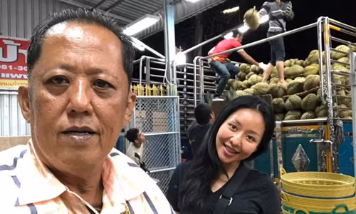 Năm 2019, đại gia Thái Lan Arnon Rodthong (được mệnh danh là "vua sầu riêng) tuyên bố sẽ trao 10 triệu baht (hơn 7 tỷ đồng) tiền mặt, xe hơi, nhà cửa và đồn điền sầu riêng cho chàng trai nào chiếm được trái tim con gái út của ông và trở thành con rể ông. Ảnh: Khaoso.