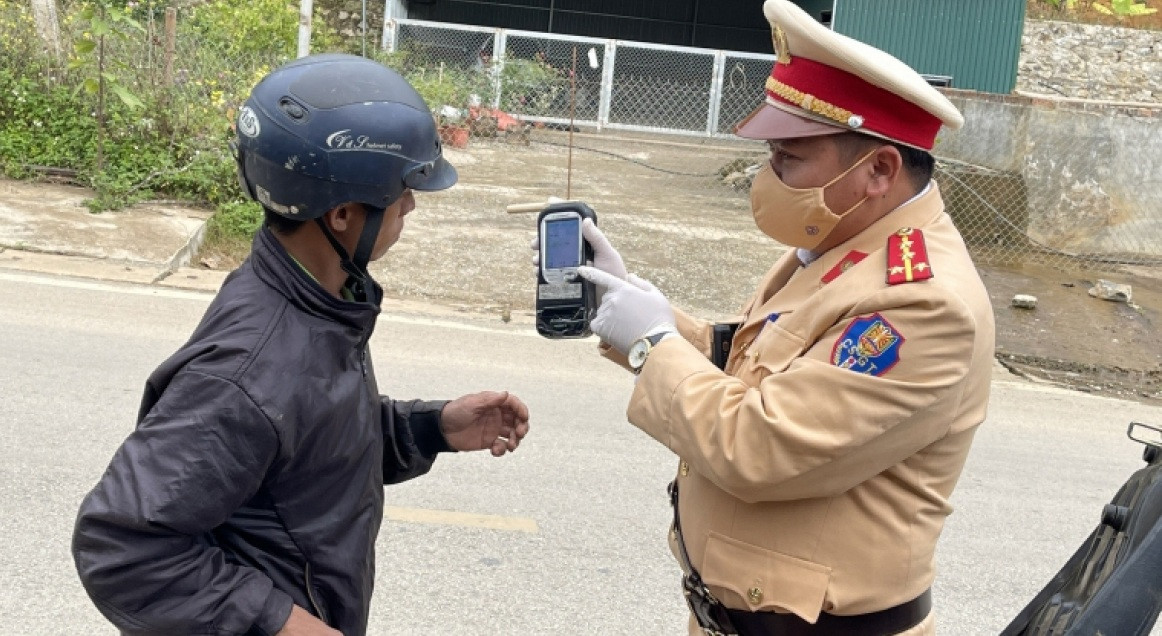 “Ma men” vung cao vien co “uong ruou de chong con Covid”