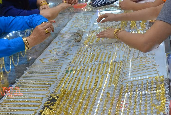 Gia vang hom nay 5/10: Vot len khi co phieu quoc te “do” san