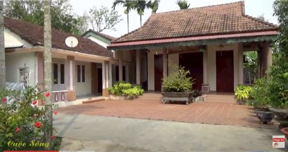 Ngôi nhà đang được một người cậu thân thiết của Trường Giang trông coi hộ. Thi thoảng nam danh hài và vợ con tranh thủ về quê để chăm lo vườn tược, thắp hương cho ông bà. Ảnh chụp màn hình