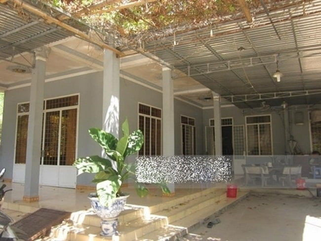 Cũng giống như ngôi nhà ở Quảng Nam, cơ ngơi tọa lạc tại Đồng Nai trông vô cùng đơn sơ, giản dị. Bố của Trường Giang yêu thích cuộc sống bình dân nên không yêu cầu con trai tu sửa. Ảnh chụp màn hình