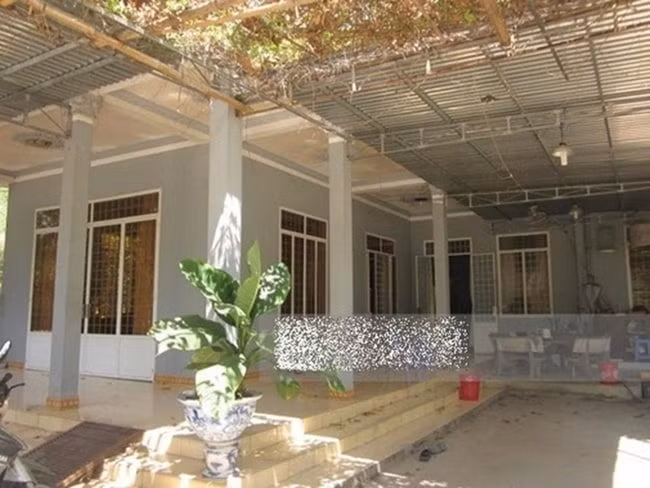 Cũng giống như ngôi nhà ở Quảng Nam, cơ ngơi tọa lạc tại Đồng Nai trông vô cùng đơn sơ, giản dị. Bố của Trường Giang yêu thích cuộc sống bình dân nên không yêu cầu con trai tu sửa. Ảnh chụp màn hình