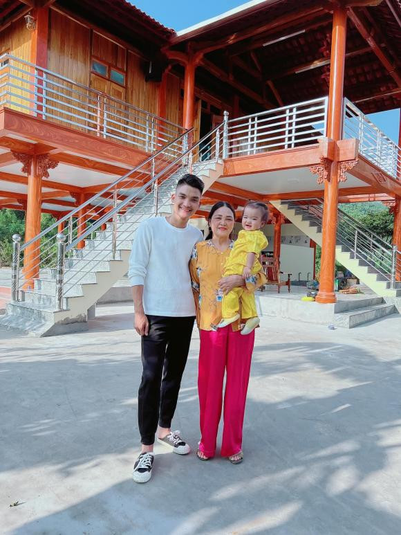 Lúc mới vào nghề, cuộc sống của danh hài Mạc Văn Khoa có phần hơi chật vật vì phải lo lắng chuyện cơm áo gạo tiền. Đến nay, khi đã có chỗ đứng trong nghề, Mạc Văn Khoa không chỉ tậu được nhà và xế hộp riêng mà anh còn sửa sang cơ ngơi ở quê cho bố mẹ. Ảnh: FBNV