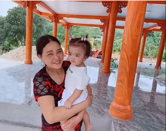 Đó là một căn nhà sàn với tông trắng vàng vô cùng rộng rãi. Ảnh chụp màn hình