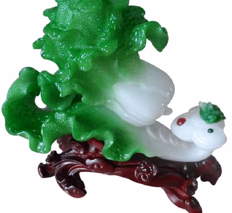 Bắp cải phong thuỷ chế tác bằng đá thường có giá từ 1 - 3 triệu đồng. Trong khi đó, bắp cải phong thuỷ bằng thạch anh xanh giá cao hơn từ 11 - 15 triệu đồng. Ảnh: Getty