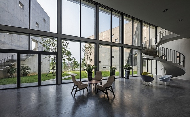 Ý tưởng này bắt nguồn một phần từ yêu cầu về âm thanh, ánh sáng cho phòng họp, và một phần từ thói quen học tập, họp báo theo hướng một chiều, phần lớn là báo cáo, không có thảo luận, ít trao đổi.