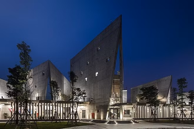 Toà nhà được thiết kế như một điểm nhấn, dẫn dắt và chào đón khách tham quan đến với khu đào tạo Viettel. Các mảng tường bê tông cao hơn 30m xếp thành các góc V, hướng nhìn mở rộng ra hồ nước trung tâm của toàn khu.