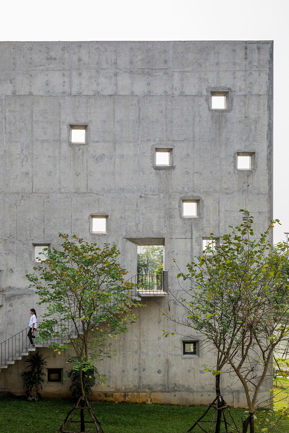 Với hình khối kiến trúc ấn tượng bên ngoài, tổ hợp các không gian theo hướng mở tối đa ra thiên nhiên bên trong, toà nhà văn phòng khiến người sử dụng có cảm hứng sáng tạo, chia sẻ mạnh mẽ.