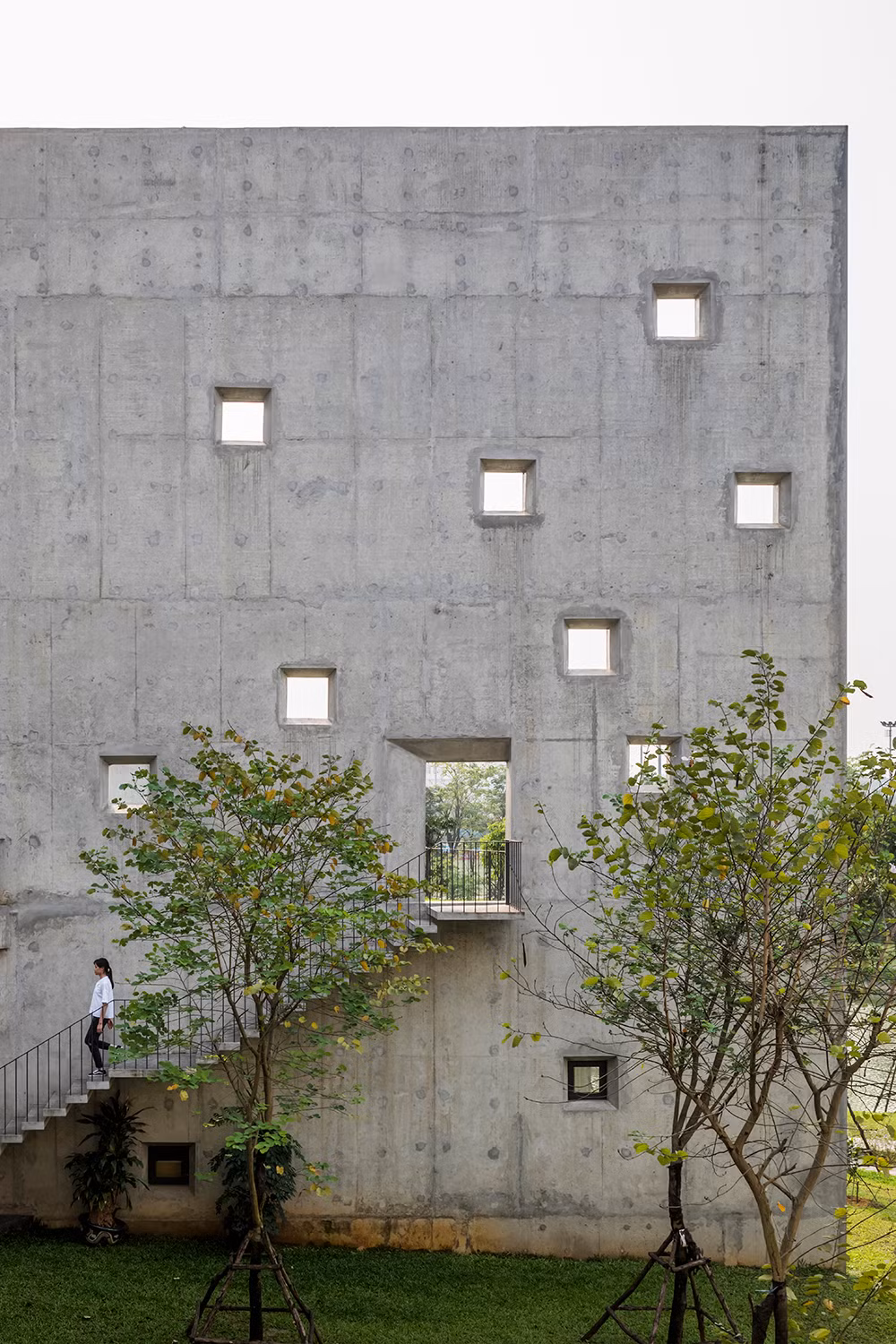 Với hình khối kiến trúc ấn tượng bên ngoài, tổ hợp các không gian theo hướng mở tối đa ra thiên nhiên bên trong, toà nhà văn phòng khiến người sử dụng có cảm hứng sáng tạo, chia sẻ mạnh mẽ.