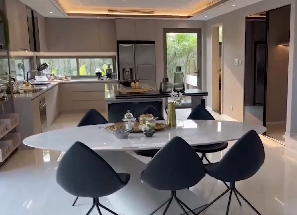 Khu vực bàn ăn và bếp sang trọng. Ảnh chụp màn hình