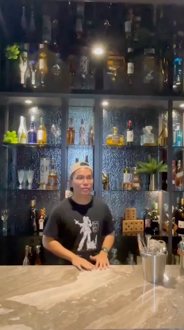 Đáng chú ý, tại phòng sinh hoạt giải trí có quầy bar để pha chế đồ uống cùng tủ rượu đồ sộ. Ảnh chụp màn hình