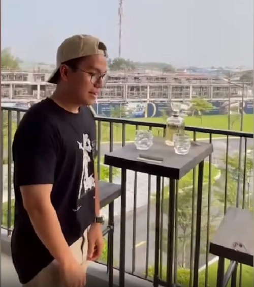 Khu vực ban công để thư giãn và ngắm cảnh. Ảnh chụp màn hình