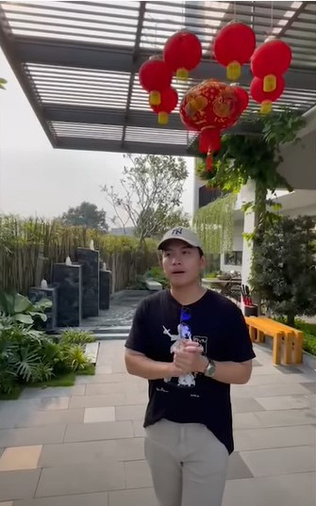 Trước khi xảy ra vụ việc ồn ào này, kênh YouTube mang tên Đinh Công Đạt Official có đăng tải một video giới thiệu chi tiết về căn nhà mẫu 17 tỷ mà anh mới đặt mua. Ảnh chụp màn hình