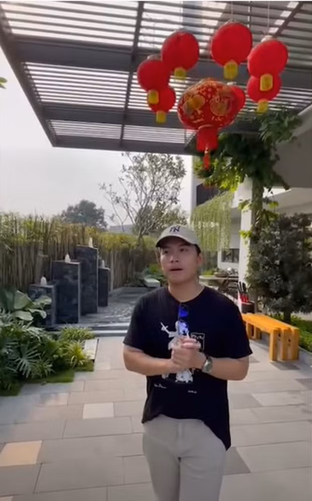 Trước khi xảy ra vụ việc ồn ào này, kênh YouTube mang tên Đinh Công Đạt Official có đăng tải một video giới thiệu chi tiết về căn nhà mẫu 17 tỷ mà anh mới đặt mua. Ảnh chụp màn hình