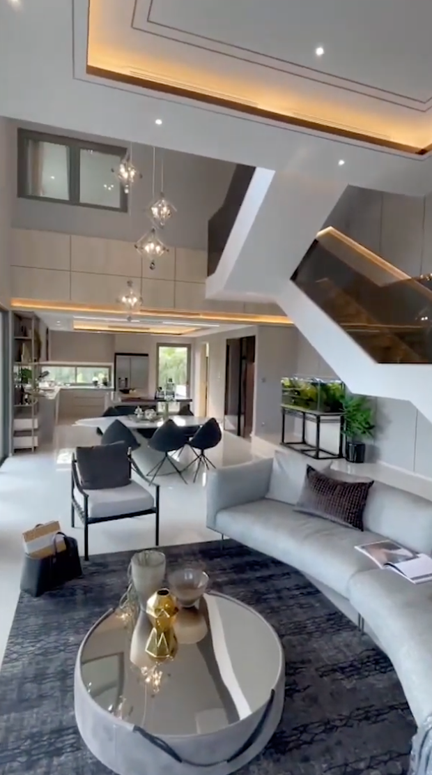 Các phòng bên trong nhà đều có diện tích khá lớn, thiết kế hiện đại. Ảnh chụp màn hình