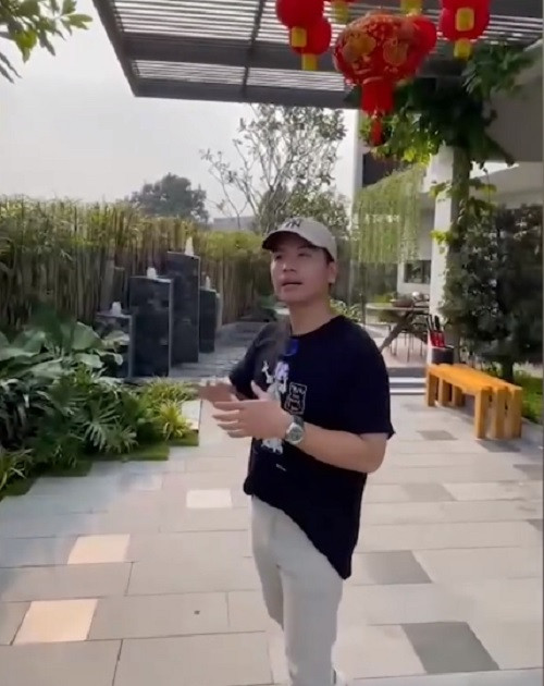 Tại khu vực sân nhà còn có hồ cá, bàn uống nước và khu vực rộng cho một bữa tiệc BBQ ngoài trời. Ảnh chụp màn hình