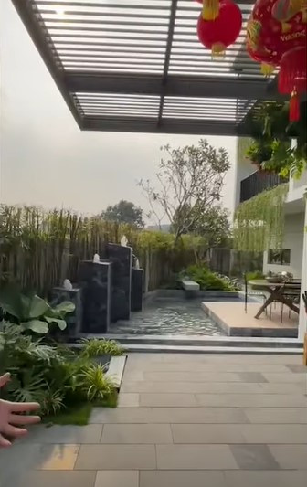 Trong video, CEO Đinh Công Đạt cho biết, căn nhà có khoảng sân vườn khá rộng phía trước rất thoáng mát, có nhiều cây xanh. Ảnh chụp màn hình
