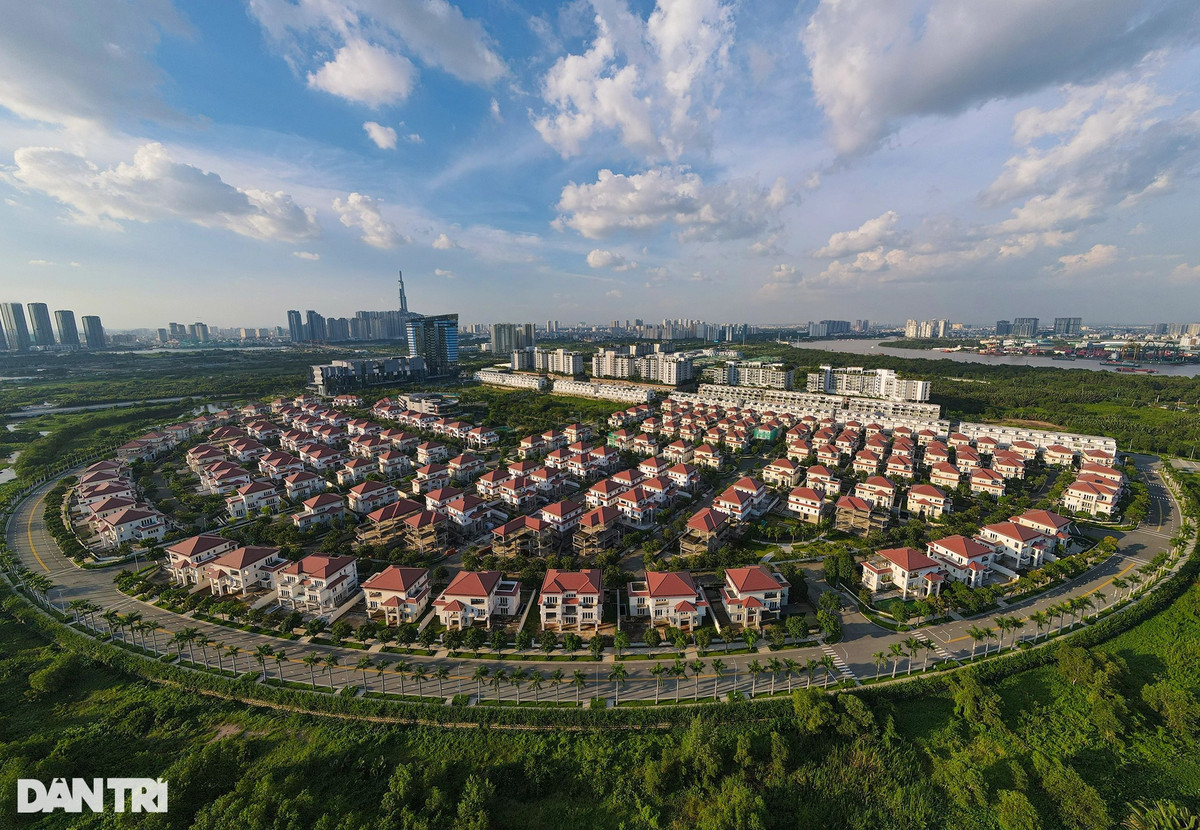 Mặc dù được quy hoạch với chức năng là trung tâm tài chính mới, hiện nay toàn khu vực mới chỉ có một tòa nhà cao ốc văn phòng - thương mại - dịch vụ được xây dựng trên diện tích hơn 2 ha trên trục đường Mai Chí Thọ, nằm trong khu đô thị Sala.