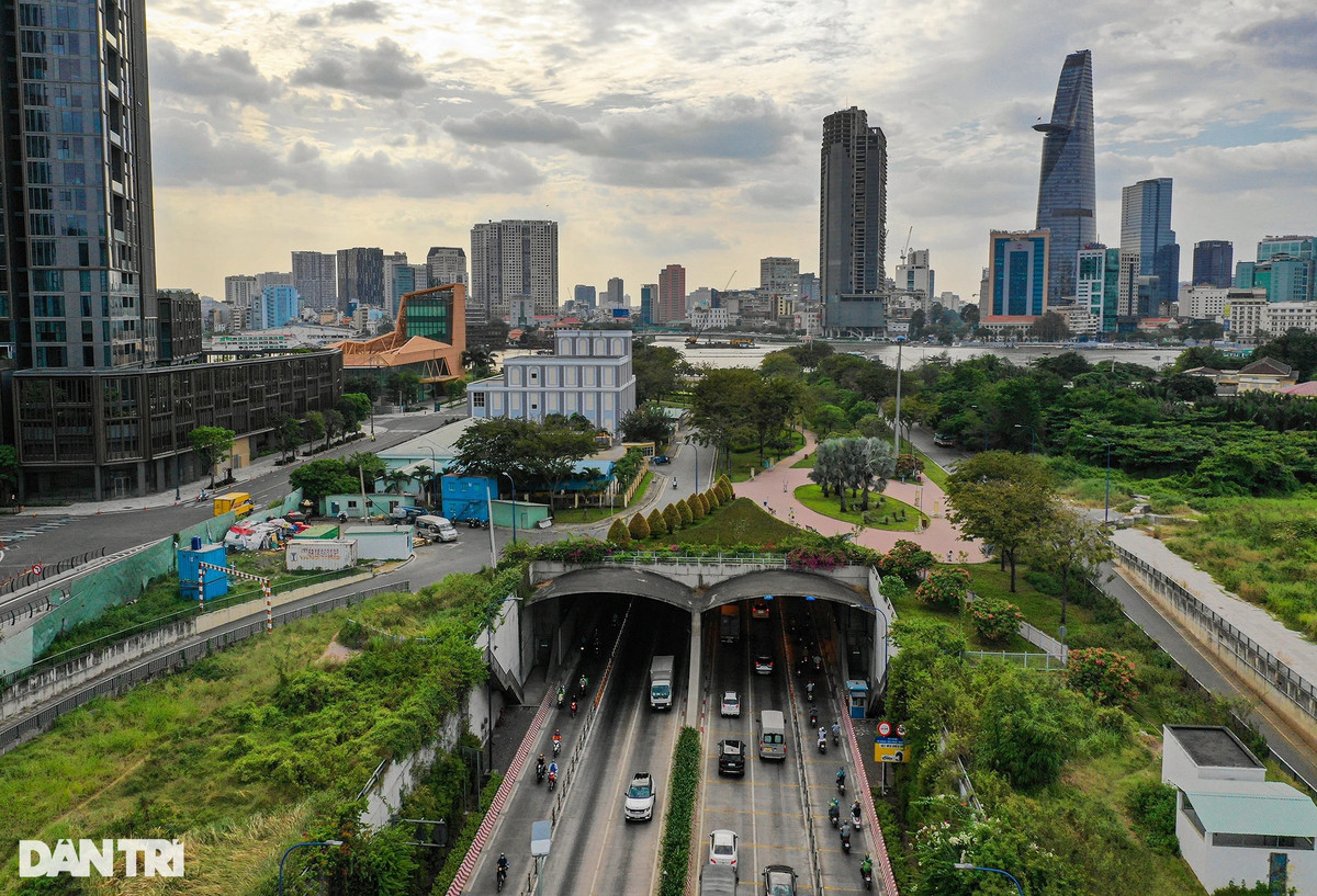 Ngay khi bắt đầu phát triển khu đô thị mới Thủ Thiêm, TPHCM đã đầu tư mạnh vào hạ tầng cho khu vực này. Đại lộ Mai Chí Thọ được xây dựng như trục xuyên tâm của Thủ Thiêm, kết nối với trung tâm Quận 1 bằng hầm sông Sài Gòn. Hầm Thủ Thiêm tọa lạc tại đại lộ Đông Tây và chính thức được thông xe vào năm 2011. Hầm có tổng chiều dài là 1.490 m, bắt đầu từ cầu Calmette đi xuyên qua sông Sài Gòn về phía khu đô thị Thủ Thiêm