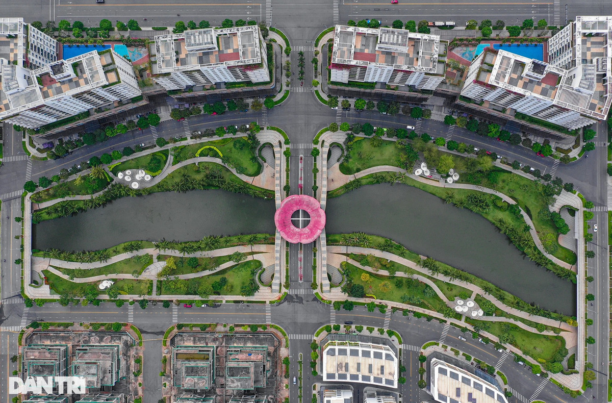 Nằm cách hầm sông Sài Gòn khoảng 1 km, sát bên đại lộ Mai Chí Thọ là khu đô thị Sala, có tổng diện tích hơn 106 ha (trong đó 61 ha đất công trình tiện ích xã hội, đất giao thông hạ tầng kỹ thuật và công trình công cộng và 45 ha đất ở). Khu đô thị mới này hiện đã và đang đầu tư một loạt công trình nhà ở gồm biệt thự, nhà phố thương mại và căn hộ cao cấp. Nổi bật giữa Sala là khu biệt thự Saroma Villa có diện tích 15,45 ha, với 177 biệt thự diện tích đất từ 322 m2 đến hơn 1.000 m2. Giá bán thấp nhất 60 tỷ đồng/căn.