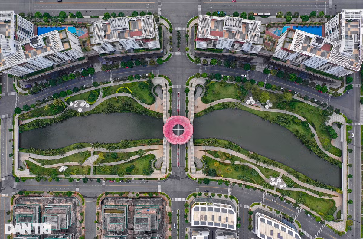 Nằm cách hầm sông Sài Gòn khoảng 1 km, sát bên đại lộ Mai Chí Thọ là khu đô thị Sala, có tổng diện tích hơn 106 ha (trong đó 61 ha đất công trình tiện ích xã hội, đất giao thông hạ tầng kỹ thuật và công trình công cộng và 45 ha đất ở). Khu đô thị mới này hiện đã và đang đầu tư một loạt công trình nhà ở gồm biệt thự, nhà phố thương mại và căn hộ cao cấp. Nổi bật giữa Sala là khu biệt thự Saroma Villa có diện tích 15,45 ha, với 177 biệt thự diện tích đất từ 322 m2 đến hơn 1.000 m2. Giá bán thấp nhất 60 tỷ đồng/căn.