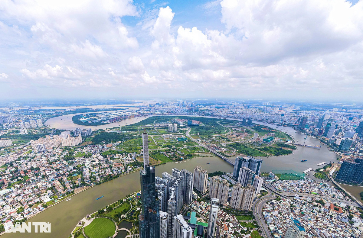 Khu đô thị Thủ Thiêm vẫn còn hơn nửa diện tích là đầm lầy, kênh rạch và rừng rậm. Vẫn chưa được khai phá hay xây dựng. Hiện tại, khu đô thị mới này còn thiếu các công trình về y tế, trường học có quy mô, rất ít trụ sở các đơn vị hành chính... Các dịch vụ thương mại, giải trí, tài chính của khu vực Thủ Thiêm chủ yếu tập trung ở các tuyến đường Nguyễn Cơ Thạch, Mai Chí Thọ, với một số cửa hàng bán đồ cao cấp, phòng giao dịch bất động sản, phòng giao dịch ngân hàng... nhưng vẫn còn vắng vẻ so với khu trung tâm của TPHCM.