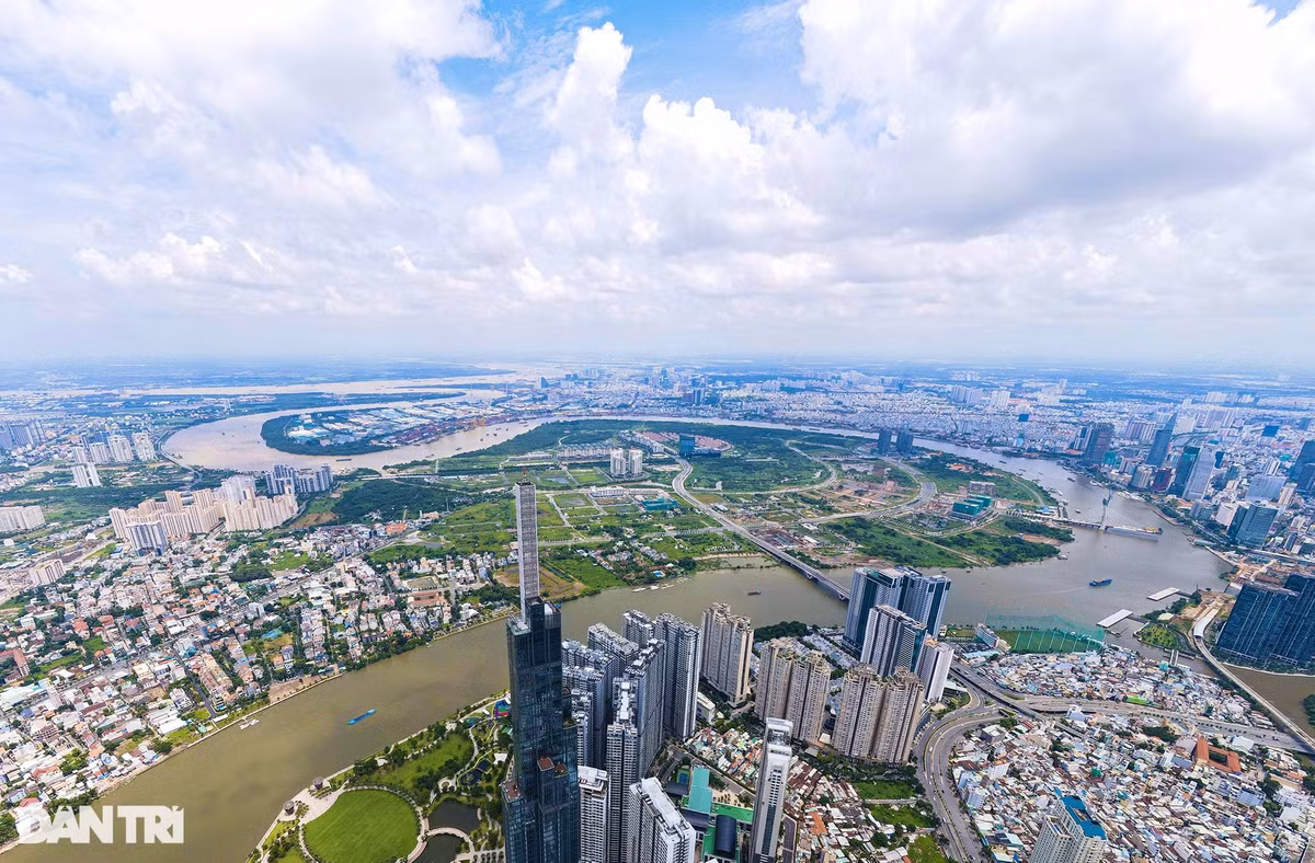 Khu đô thị Thủ Thiêm vẫn còn hơn nửa diện tích là đầm lầy, kênh rạch và rừng rậm. Vẫn chưa được khai phá hay xây dựng. Hiện tại, khu đô thị mới này còn thiếu các công trình về y tế, trường học có quy mô, rất ít trụ sở các đơn vị hành chính... Các dịch vụ thương mại, giải trí, tài chính của khu vực Thủ Thiêm chủ yếu tập trung ở các tuyến đường Nguyễn Cơ Thạch, Mai Chí Thọ, với một số cửa hàng bán đồ cao cấp, phòng giao dịch bất động sản, phòng giao dịch ngân hàng... nhưng vẫn còn vắng vẻ so với khu trung tâm của TPHCM.