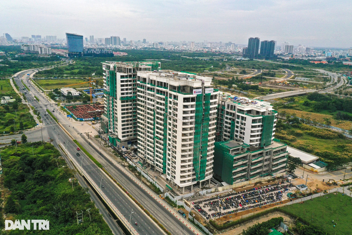 Nằm ở gần chân cầu Thủ Thiêm 2, sát đại lộ vòng cung là dự án Metropole Thủ Thiêm có quy mô gần 7,6 ha do Công ty Cổ phần Quốc Lộc Phát làm chủ đầu tư và nhà phát triển là SonKim Land với mức đầu tư dự kiến gần 7.500 tỷ đồng.