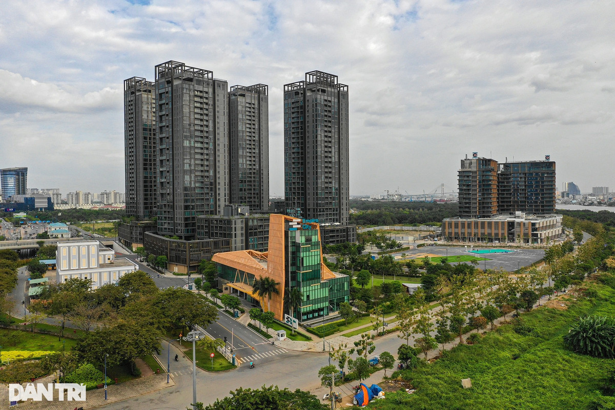 Nằm sát bên cầu Thủ Thiêm 2 là Trung tâm Triển lãm quy hoạch TPHCM với tổng mức đầu tư xây dựng 800 tỷ đồng, hiện vẫn là một khối bê tông, nằm trơ trọi giữa những lô đất trống và ngừng thi công sau hơn 5 năm xây dựng.