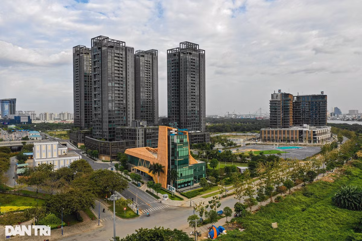 Nằm sát bên cầu Thủ Thiêm 2 là Trung tâm Triển lãm quy hoạch TPHCM với tổng mức đầu tư xây dựng 800 tỷ đồng, hiện vẫn là một khối bê tông, nằm trơ trọi giữa những lô đất trống và ngừng thi công sau hơn 5 năm xây dựng.