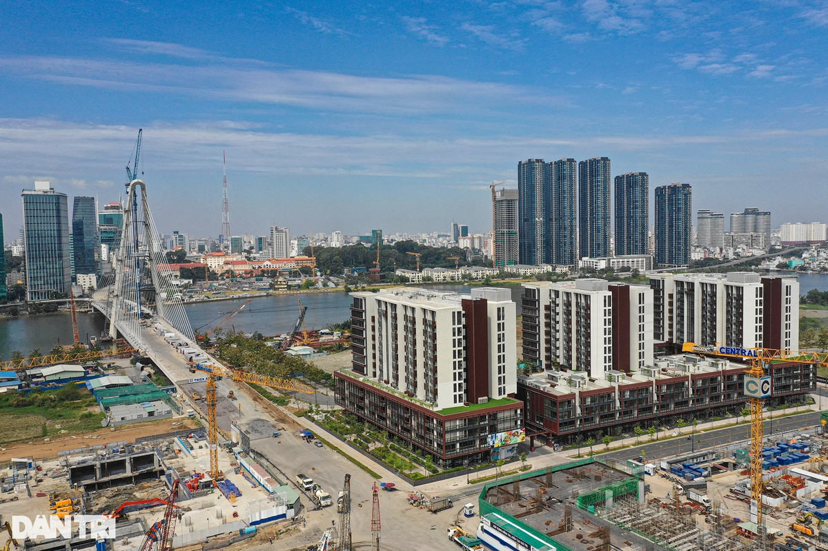 Bên cạnh các dự án đầu tư theo hình thức BT cũng có những nhà đầu tư phát triển độc lập như Empire City LLC (một liên doanh của Tiến Phước và Keppel Land). Được triển khai cách đây 5 năm, dự án Empire City nằm dọc theo trục đường Mai Chí Thọ, kề bên hầm Thủ Thiêm và ven sông Sài Gòn với vị trí được đánh giá là lõi trung tâm Thủ Thiêm. Dự án có quy mô 15 ha với tổng kinh phí khoảng 1,2 tỷ USD.