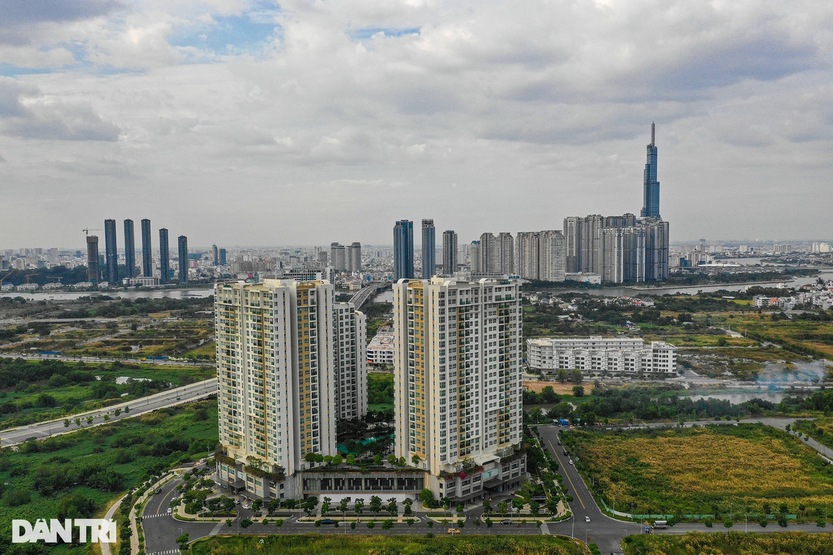 Cách đó khoảng 800 m về hướng chân cầu Thủ Thiêm 1 là dự án căn hộ The River Thủ Thiêm, tọa lạc tại hai lô đất 3-15 và 3-16, nằm ngay đầu Đại Lộ Vòng Cung. Dự án do City Garden (một thành viên của Refico) hợp tác cùng Công ty Cổ Phần Đầu Tư Hạ Tầng Kỹ Thuật TPHCM (CII) phát triển. Với tổng vốn đầu tư hơn 9.000 tỷ đồng. Dự án có quy mô khoảng 3,5 ha, có vị trí "vàng" khi nằm ngay góc đường Nguyễn Cơ Thạch và chân cầu Thủ Thiêm 1.