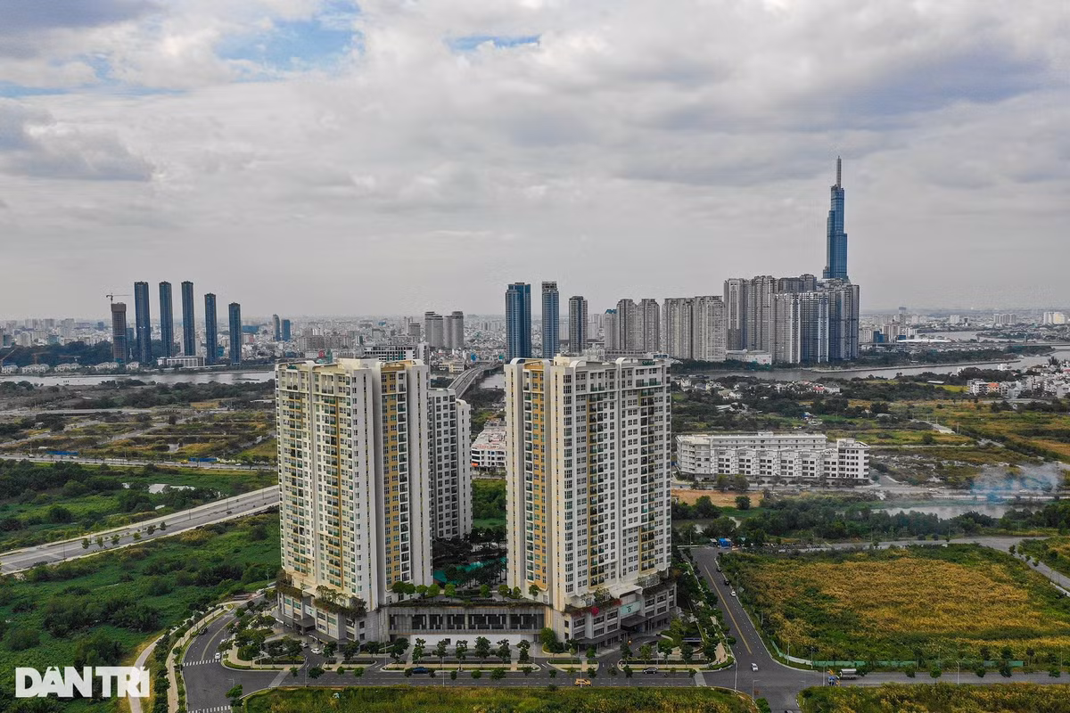 Cách đó khoảng 800 m về hướng chân cầu Thủ Thiêm 1 là dự án căn hộ The River Thủ Thiêm, tọa lạc tại hai lô đất 3-15 và 3-16, nằm ngay đầu Đại Lộ Vòng Cung. Dự án do City Garden (một thành viên của Refico) hợp tác cùng Công ty Cổ Phần Đầu Tư Hạ Tầng Kỹ Thuật TPHCM (CII) phát triển. Với tổng vốn đầu tư hơn 9.000 tỷ đồng. Dự án có quy mô khoảng 3,5 ha, có vị trí "vàng" khi nằm ngay góc đường Nguyễn Cơ Thạch và chân cầu Thủ Thiêm 1.