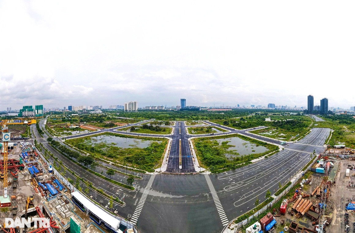 Cách đó khoảng 500 m là cầu Thủ Thiêm 2 đang xây dựng, tổng kinh phí đầu tư của dự án là 3.100 tỷ đồng, nối liền đại lộ Vòng Cung-R1 (Thuộc khu đô thị Thủ Thiêm) và quận trung tâm. Cầu Thủ Thiêm 2 dài 1,5 km rộng 6 làn xe được thiết kế dạng dây văng bất đối xứng, dự kiến là biểu tượng cổng chào từ Trung tâm thành phố đến Khu đô thị mới Thủ Thiêm.