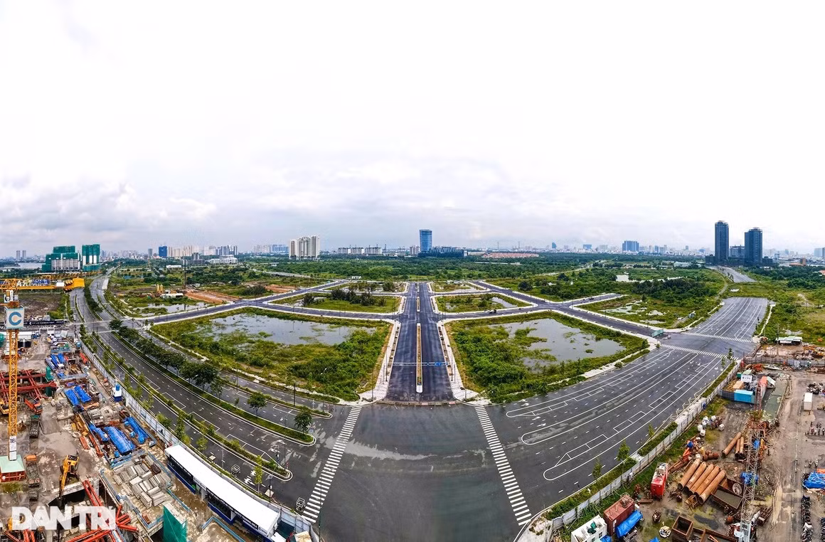 Cách đó khoảng 500 m là cầu Thủ Thiêm 2 đang xây dựng, tổng kinh phí đầu tư của dự án là 3.100 tỷ đồng, nối liền đại lộ Vòng Cung-R1 (Thuộc khu đô thị Thủ Thiêm) và quận trung tâm. Cầu Thủ Thiêm 2 dài 1,5 km rộng 6 làn xe được thiết kế dạng dây văng bất đối xứng, dự kiến là biểu tượng cổng chào từ Trung tâm thành phố đến Khu đô thị mới Thủ Thiêm.