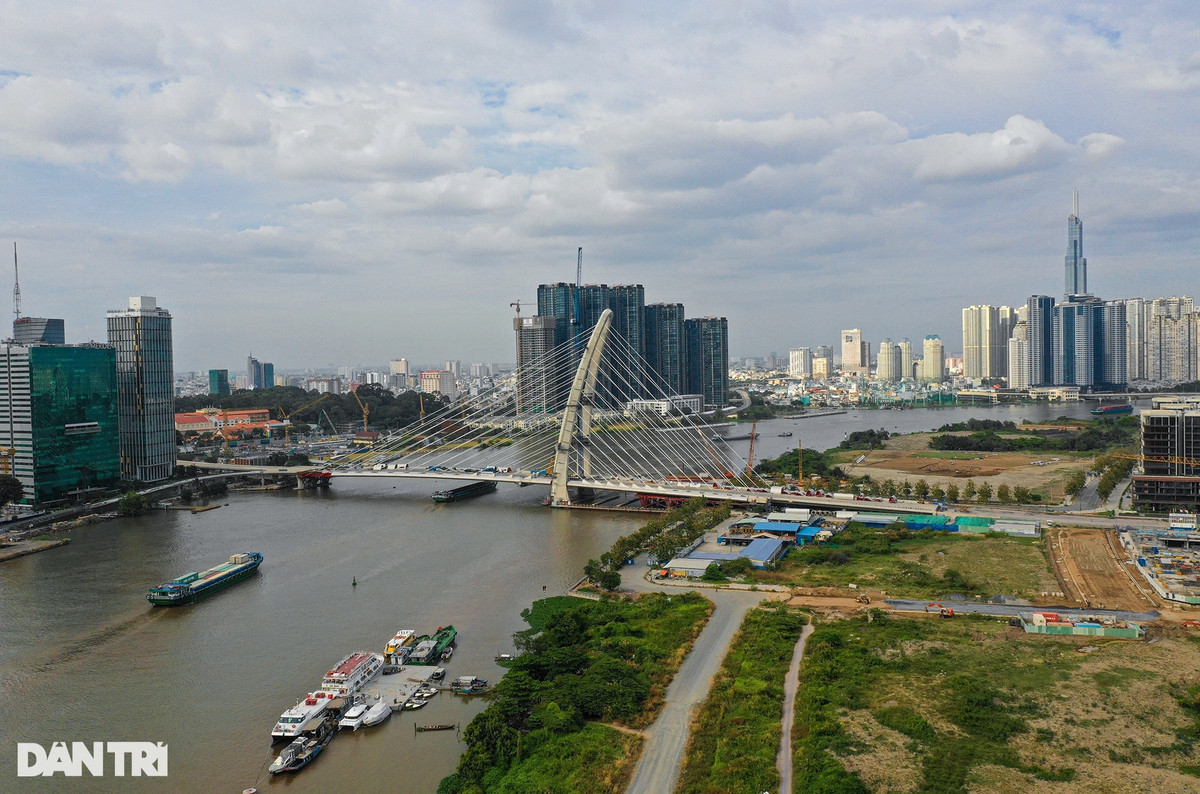 Khu đô thị Thủ Thiêm có địa hình khá đặc biệt, là một bán đảo, 3 mặt được sông Sài Gòn bao quanh, vì vậy hệ thống giao thông ở đây được chú trọng. Cầu Thủ Thiêm được hoàn thành vào năm 2007, sau 13 năm khánh thành cây cầu đã trở thành tuyến đường chính nối liền quận Bình Thạnh và khu đô thị Thủ Thiêm.