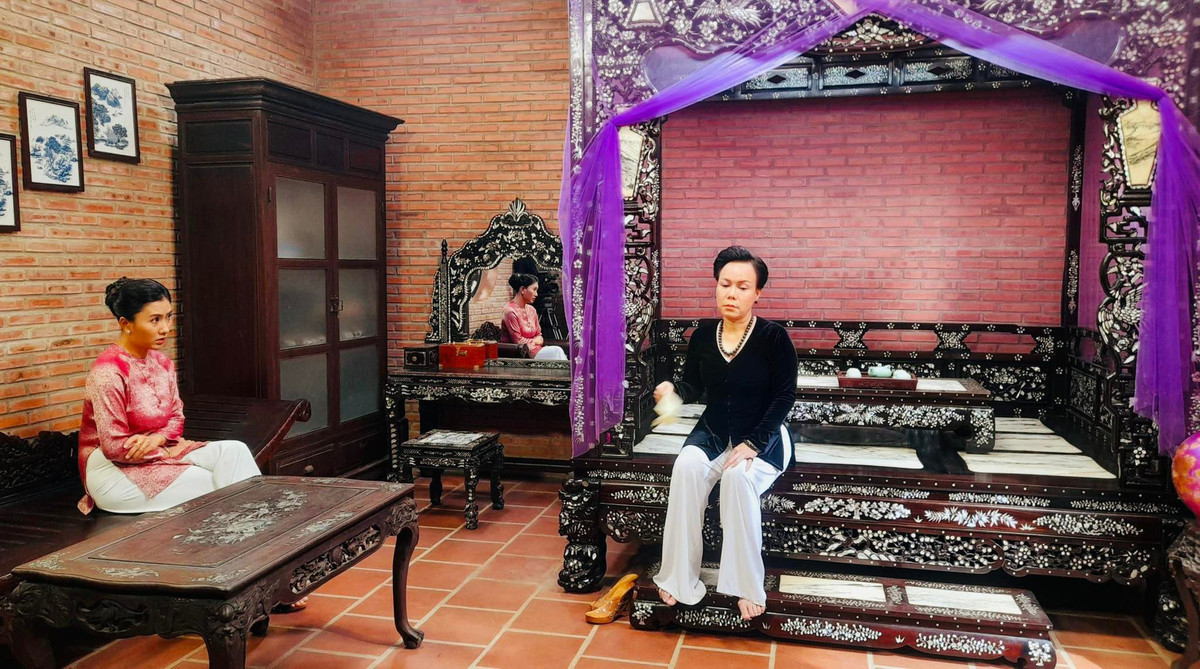 Đạo diễn Hoàng Mập nổi tiếng là người yêu thích đồ cổ. Anh từng chi 2,2 tỷ đồng mua chiếc giường cổ chỉ để cho Việt Hương nằm trong lúc quay phim "Dương thế bao la sầu". Ảnh: Pháp luật &amp; Bạn đọc