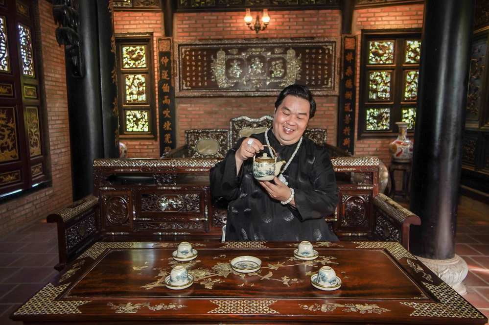 Không chỉ góp mặt trong nhiều bộ phim truyền hình và điện ảnh nổi tiếng, Hoàng Mập còn rẽ hướng sang sản xuất, thành lập hãng phim tư nhân. Nam diễn viên sở hữu ngôi biệt thự cổ rộng 1.600 m2 ở Đồng Nai, có tuổi thọ hơn 100 năm. Ảnh: Yan