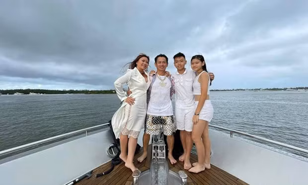  Triệu phú kim cương Johnny Đặng cùng gia đình trên du thuyền sang chảnh.